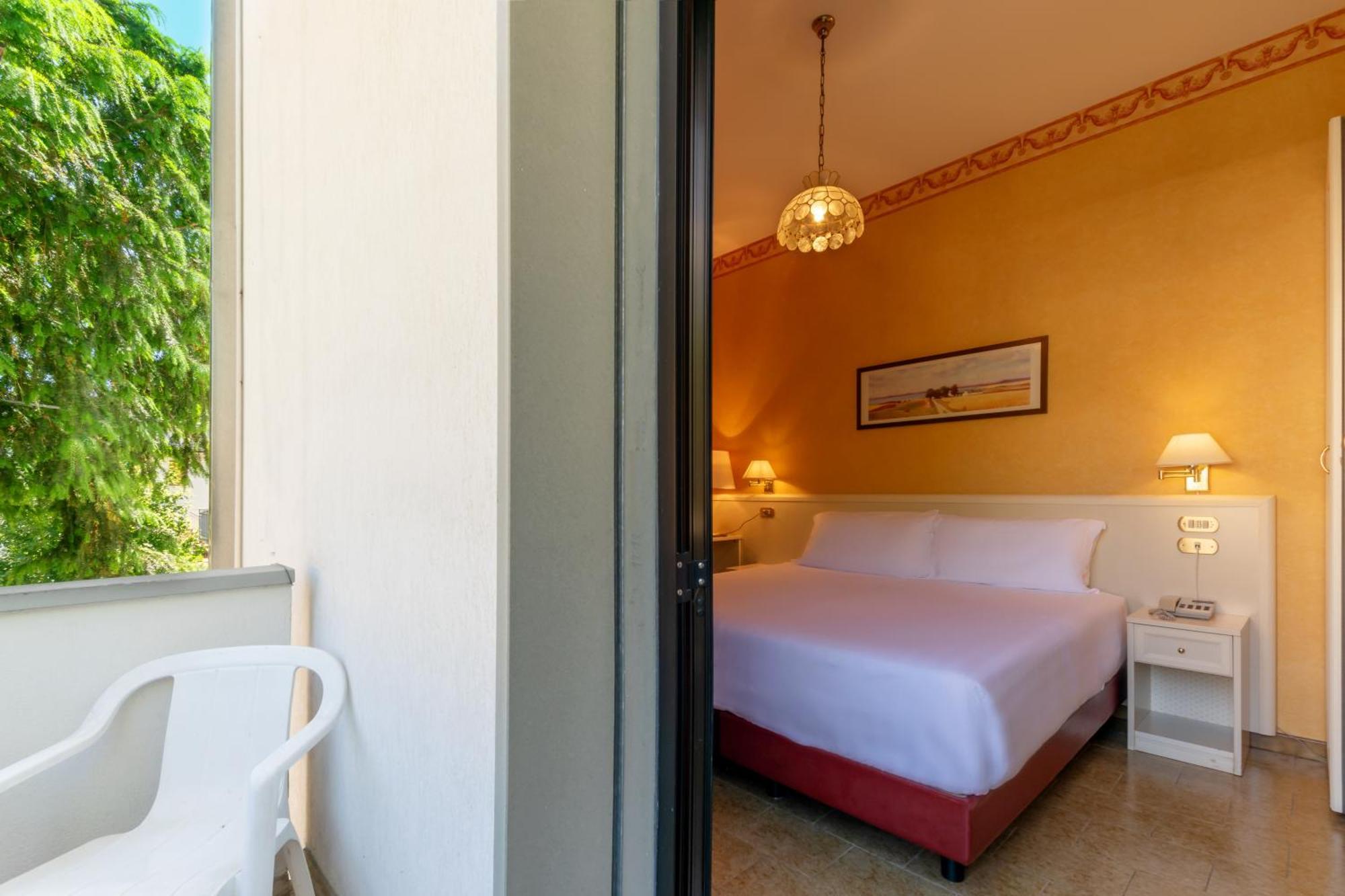 Hotel Falco D'Oro Tole Exteriör bild