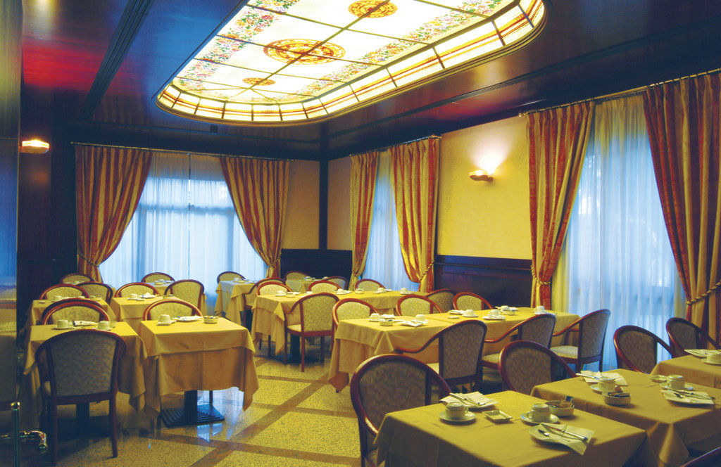 Hotel Falco D'Oro Tole Restaurang bild